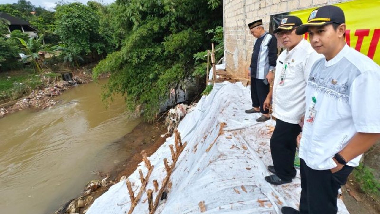 Pemkot Jaksel pasang kayu dolken untuk menangani longsor di Srengseng Sawah, sementara warga berharap solusi permanen seperti pembangunan turap.
