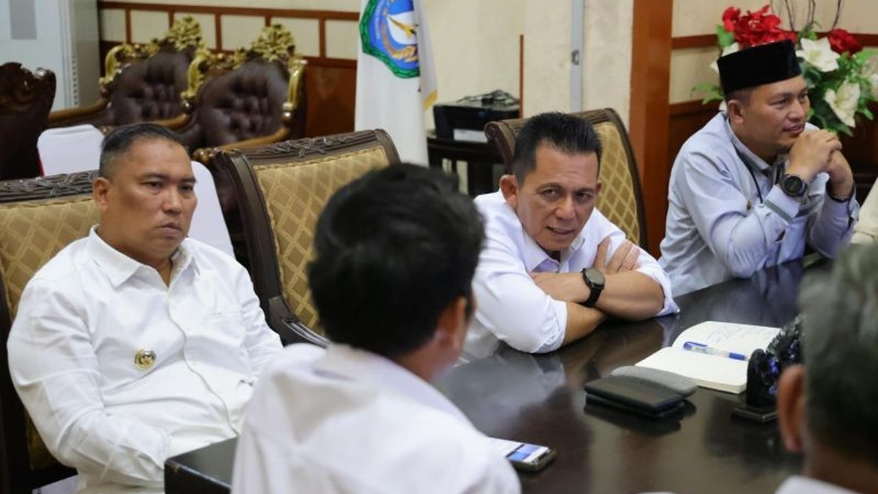 Pemerintah Provinsi Kepri berhasil mencapai rasio elektrifikasi 98,18 persen pada 2024, dengan berbagai upaya untuk memastikan seluruh pulau berpenghuni mendapatkan akses listrik.