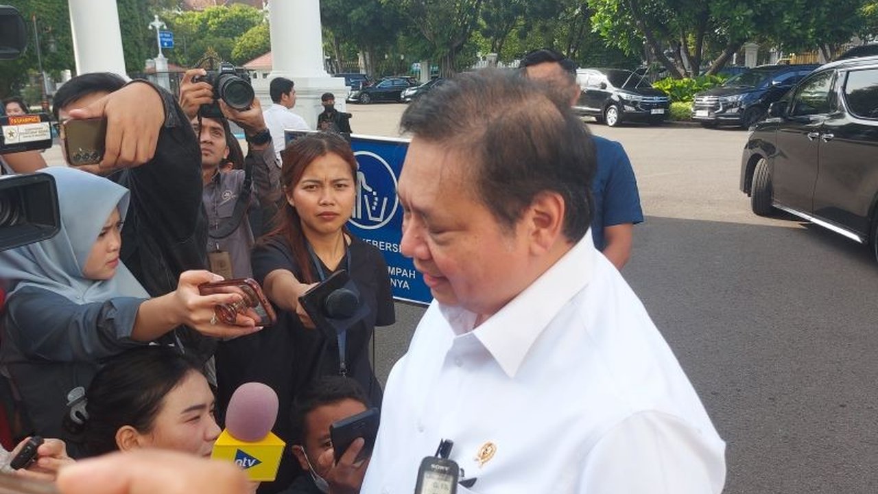 Menteri Koordinator Bidang Perekonomian Airlangga Hartarto membantah kabar dirinya dan Menteri Keuangan Sri Mulyani akan mundur dari Kabinet Indonesia Maju, menegaskan komitmen keduanya untuk terus bekerja.