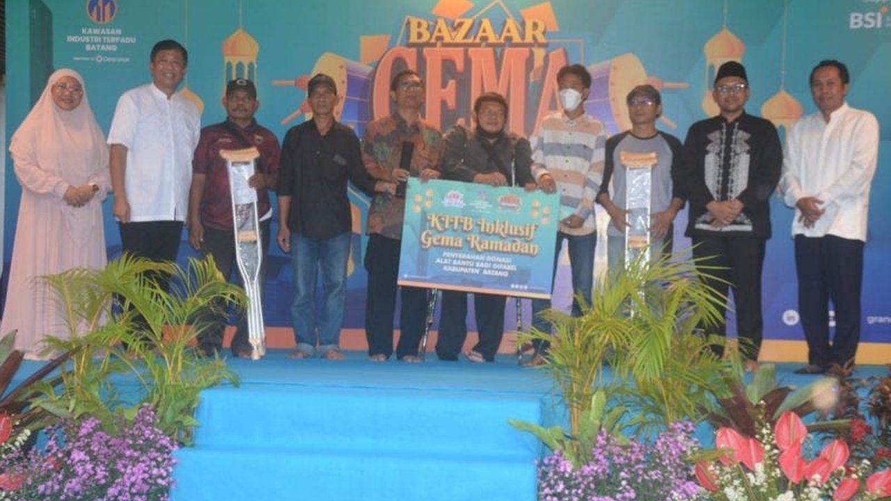 Kawasan Ekonomi Khusus (KEK) pariwisata di Batang, Jawa Tengah, diharapkan membuka lapangan kerja baru bagi masyarakat sekitar, khususnya di sektor jasa, guna mengatasi kendala keterbatasan keahlian dan kesesuaian ritme kerja di industri manufaktur.