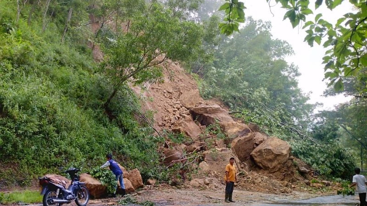 Longsor di jalur Ponorogo-Pacitan mengakibatkan kemacetan total pada Senin malam hingga Selasa pagi, jalur kini telah dibuka namun masih satu arah bergantian.
