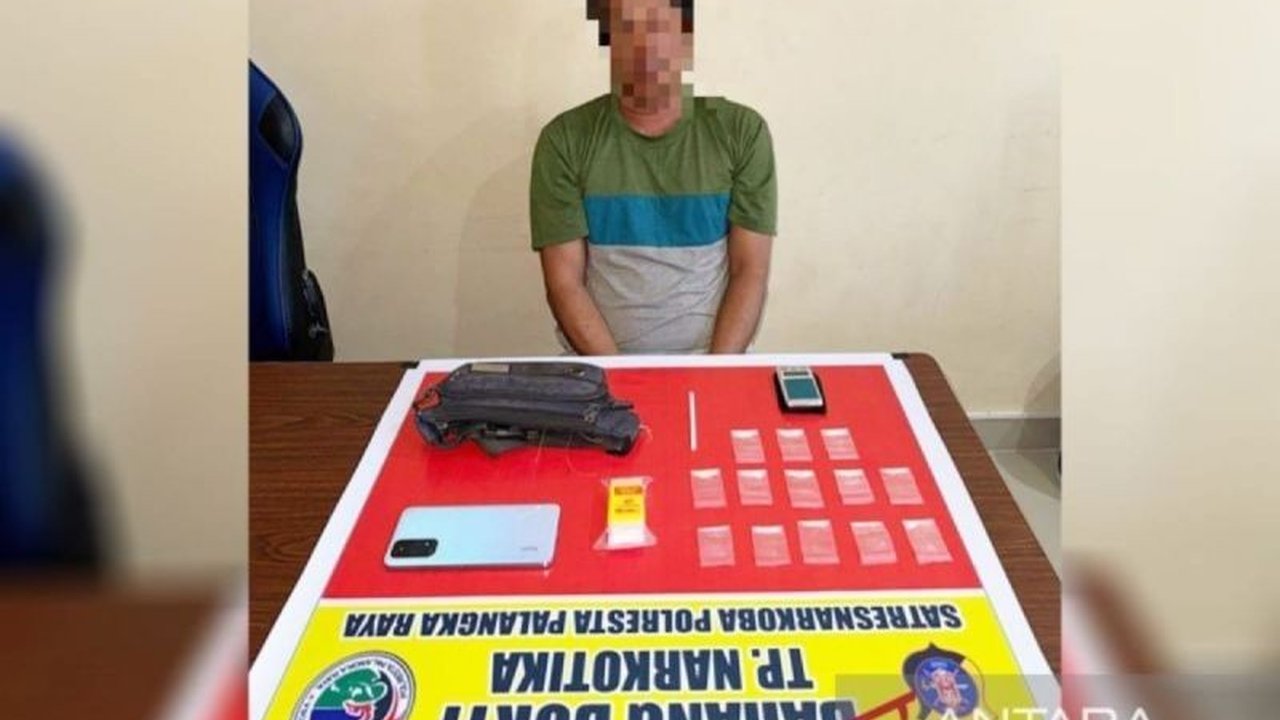 Lansia berinisial JF di Palangka Raya terancam hukuman 20 tahun penjara karena memiliki 13 paket sabu siap edar, polisi masih melakukan pengembangan kasus.