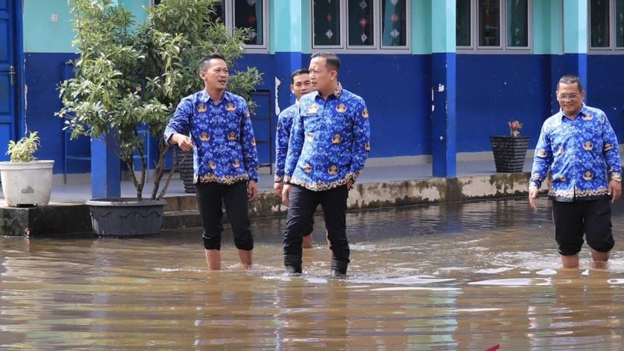 Banjir Palembang: Sekolah Terendam, Siswa Diizinkan Belajar Daring