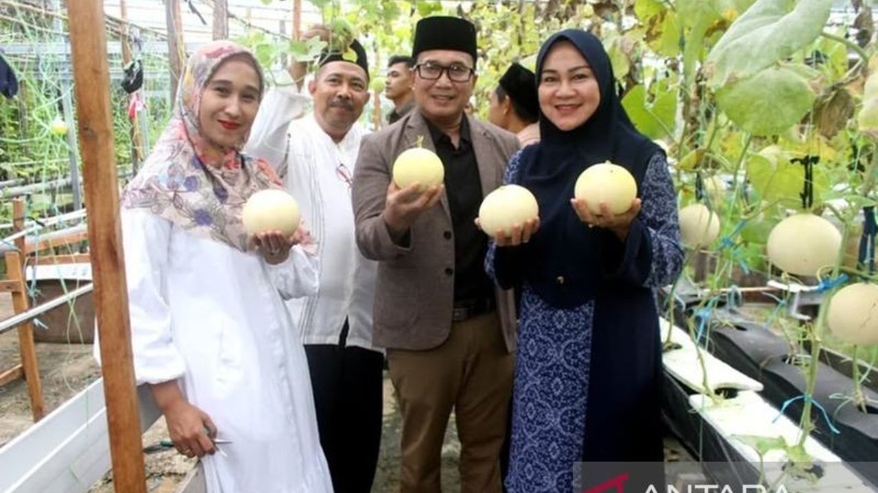 Bupati Kubu Raya mendorong kemandirian ekonomi pondok pesantren dengan menjadikan Pondok Pesantren Mu'inul Islam sebagai contoh keberhasilan dalam mengelola usaha produktif.