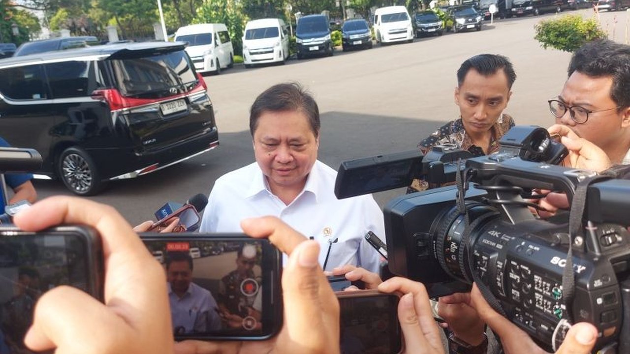 Menko Airlangga Hartarto mengungkapkan penurunan IHSG hari ini dipengaruhi oleh faktor global, seperti pertemuan FOMC The Fed, dan faktor domestik, termasuk RDG BI dan laporan keuangan emiten.