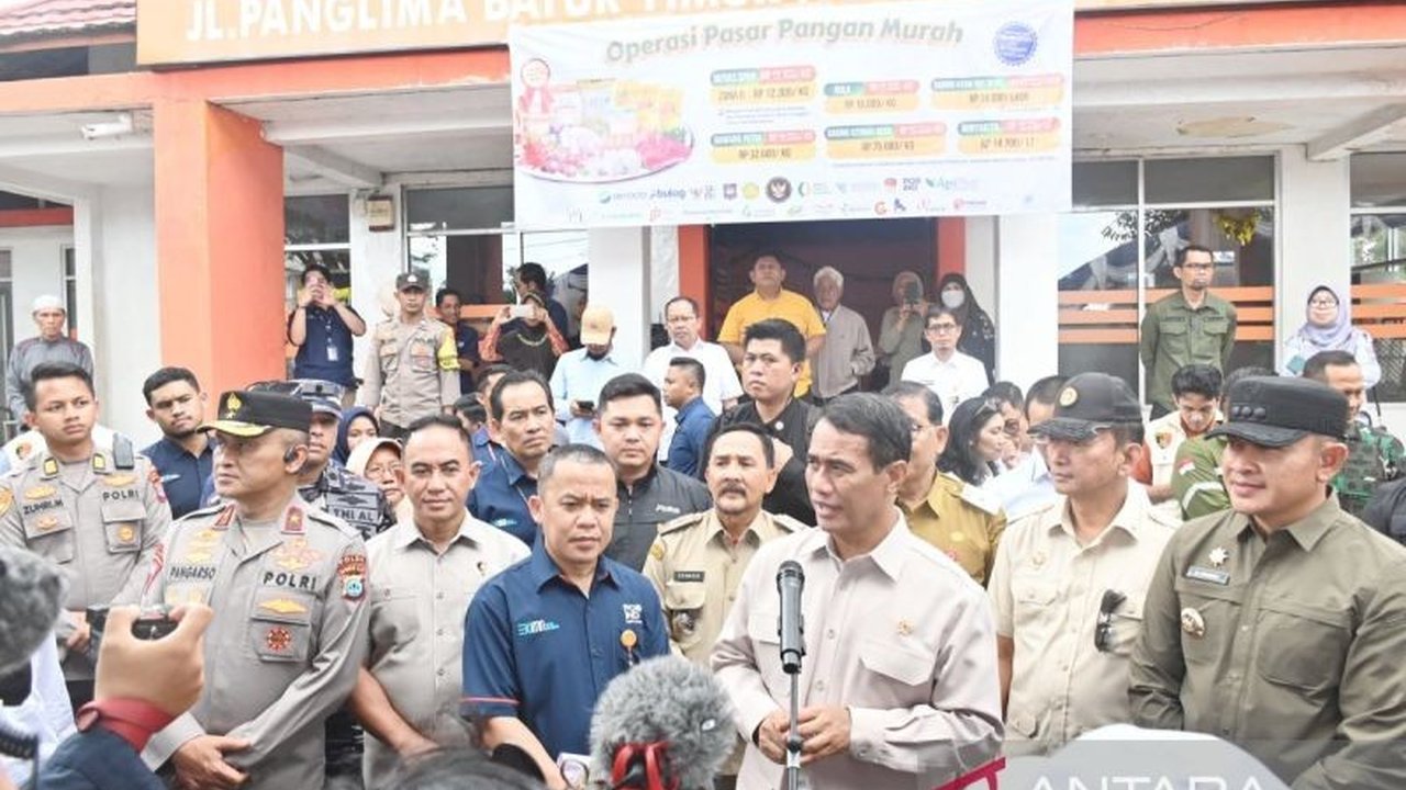 Satgas Pangan Polda Kalsel mendampingi Mentan RI Andi Amran Sulaiman dalam pengecekan harga dan ketersediaan bahan pokok, khususnya Minyakita, di Banjarbaru untuk memastikan stabilitas harga dan kualitas.