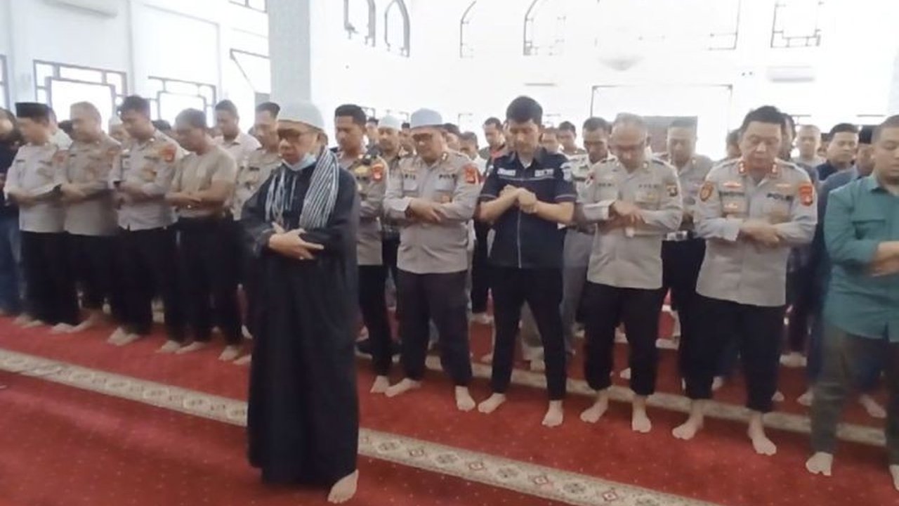Polrestabes Palembang menggelar salat gaib untuk tiga anggota polisi yang gugur saat bertugas di Lampung, sebagai bentuk penghormatan dan bela sungkawa.