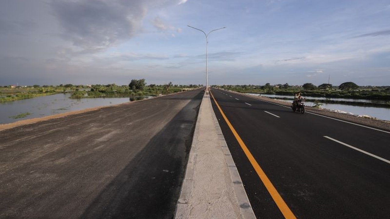 Jalan Lingkar Utara (JLU) Lamongan sepanjang 7,15 kilometer telah rampung dibangun dan siap diuji coba pada 21 Maret 2024, guna mengantisipasi kepadatan lalu lintas saat mudik Lebaran 2025.