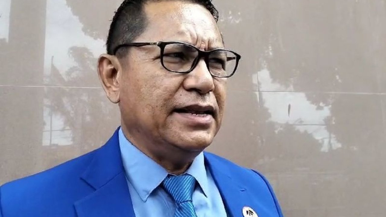 Mantan Bupati Lombok Tengah, Suhaili Thohir, ditetapkan sebagai tersangka kasus dugaan penipuan dan penggelapan senilai Rp1,5 miliar terkait bisnis kuliner; kuasa hukumnya menyatakan kesiapan kooperatif.