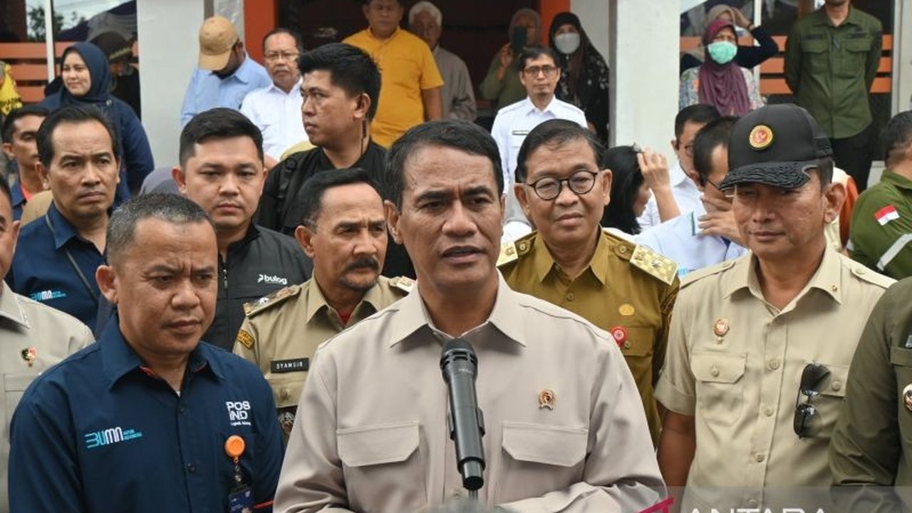 Menteri Pertanian Andi Amran Sulaiman menegaskan harga beras dan minyak goreng harus tetap stabil karena stok melimpah,  sementara operasi pasar pangan murah terus digencarkan.