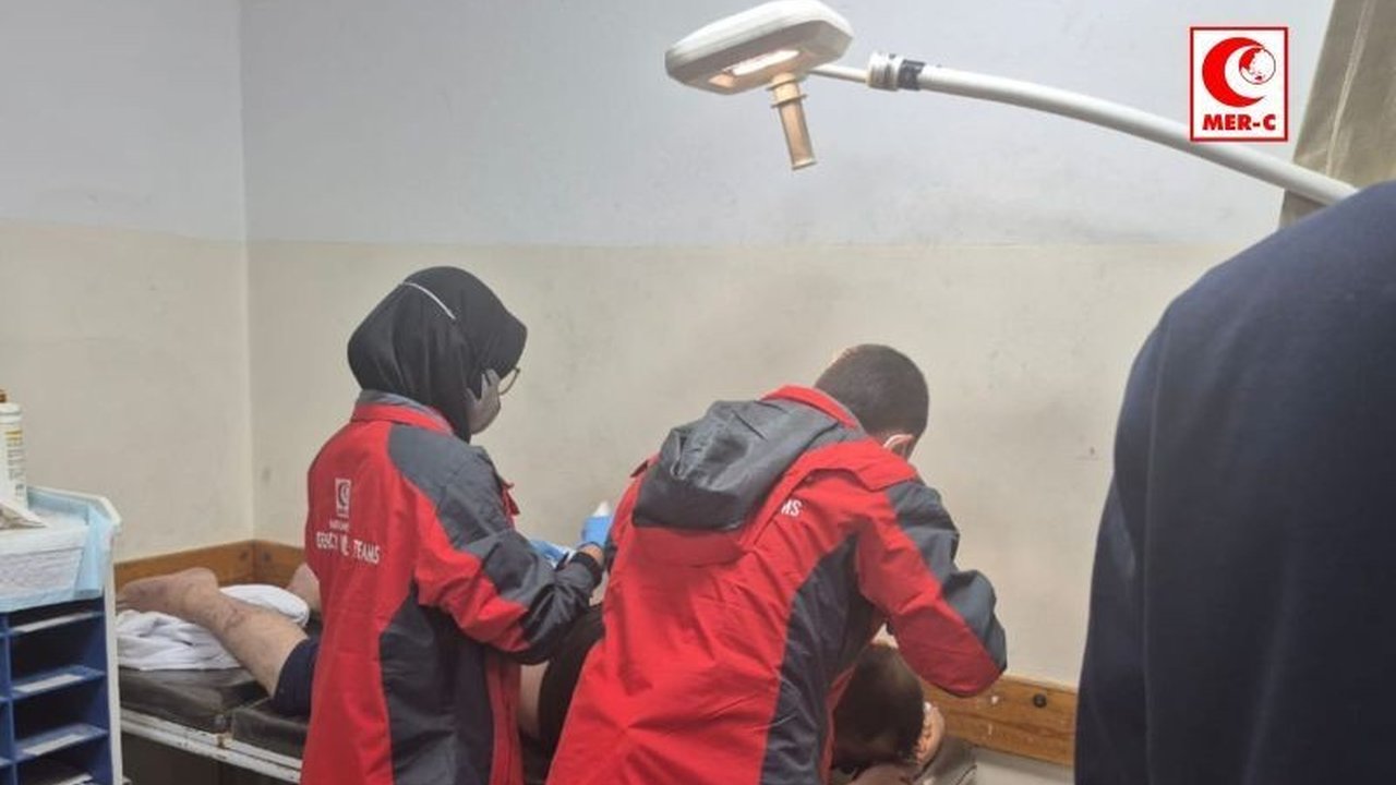 Serangan udara Israel di Gaza utara menyebabkan belasan warga Palestina luka-luka dan dilarikan ke Rumah Sakit Indonesia, menambah keprihatinan atas konflik yang tak kunjung usai.