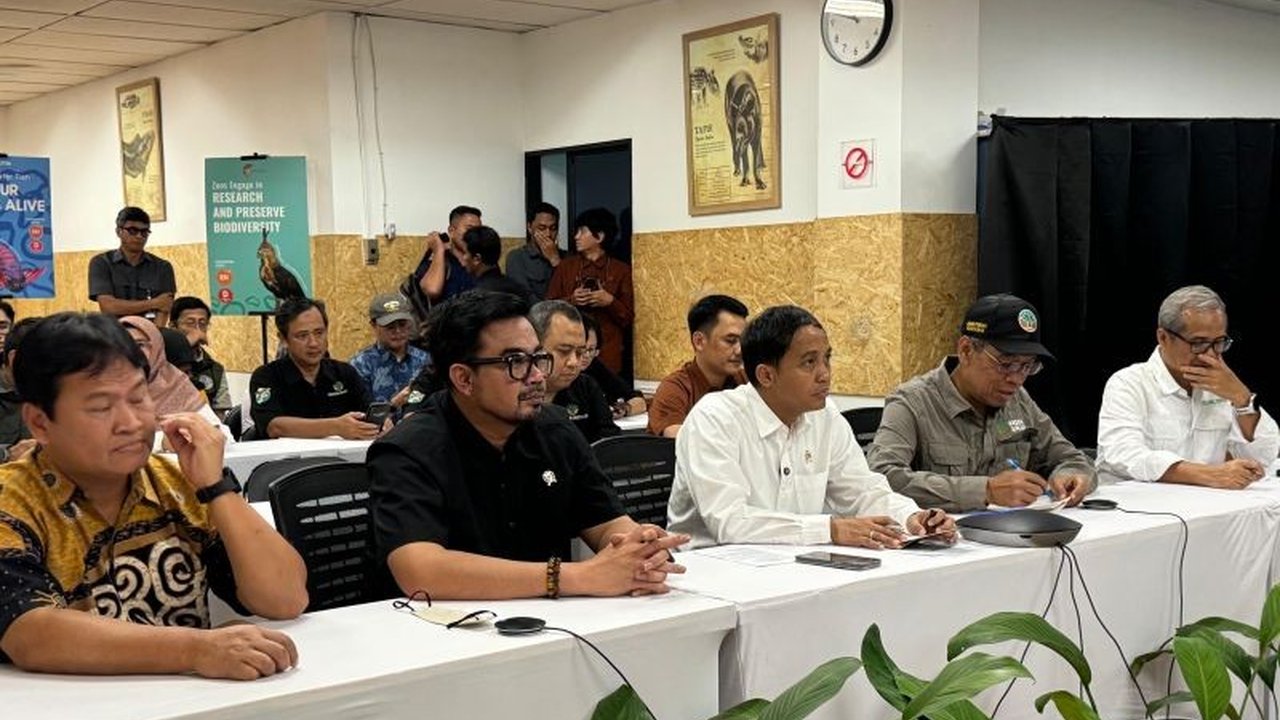 Menjelang libur Idul Fitri 2025, Menteri Kehutanan (Menhut) Raja Juli Antoni memprioritaskan keselamatan pengunjung Taman Nasional dan Taman Wisata Alam, menekankan pentingnya penegakan kuota pengunjung dan informasi penutupan area.