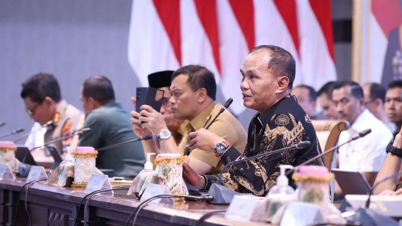 Ketua DPRD Jateng, Sumanto, menekankan pentingnya persiapan matang menghadapi mudik Lebaran 2024 karena dampaknya yang luas, tak hanya spiritual, tetapi juga ekonomi dan keamanan, dengan Jawa Tengah diperkirakan menjadi daerah dengan arus mudik tertinggi.