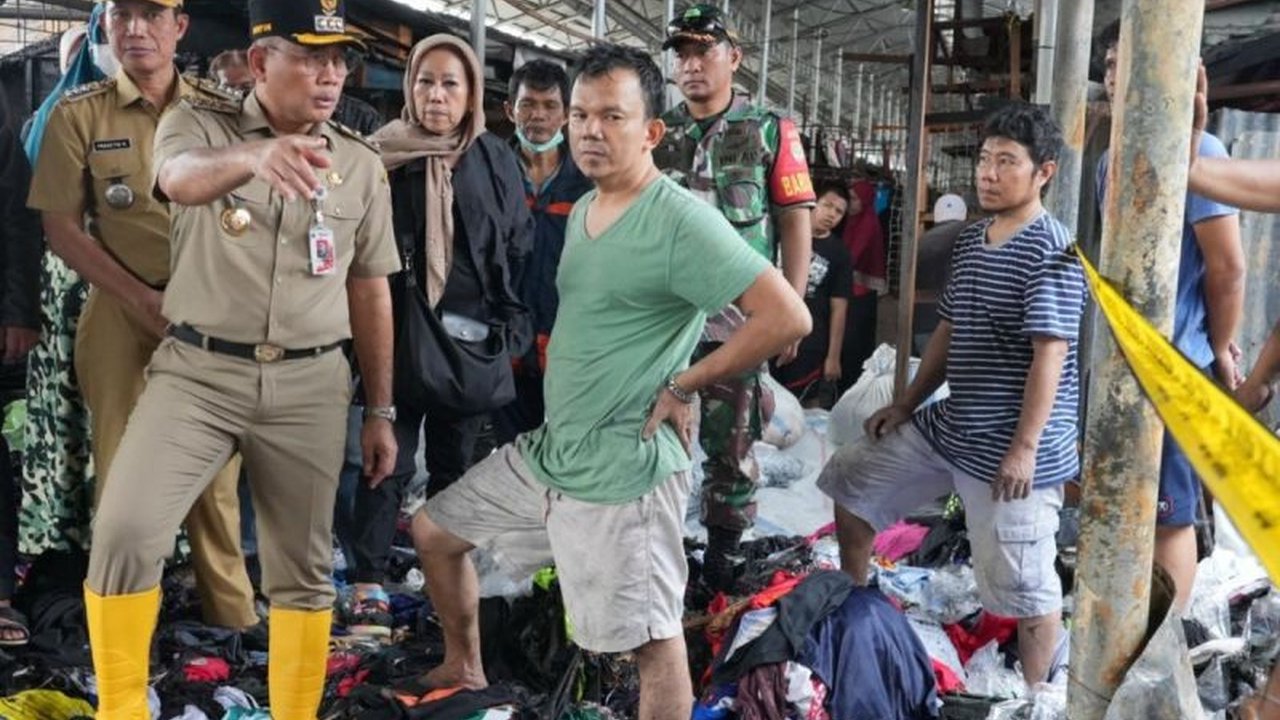 Pasca kebakaran di Pasar Poncol, Jakarta Pusat, Pemkot Jakpus langsung bergerak cepat membersihkan puing-puing agar para pedagang dapat kembali berjualan dan aktivitas ekonomi tetap berjalan.