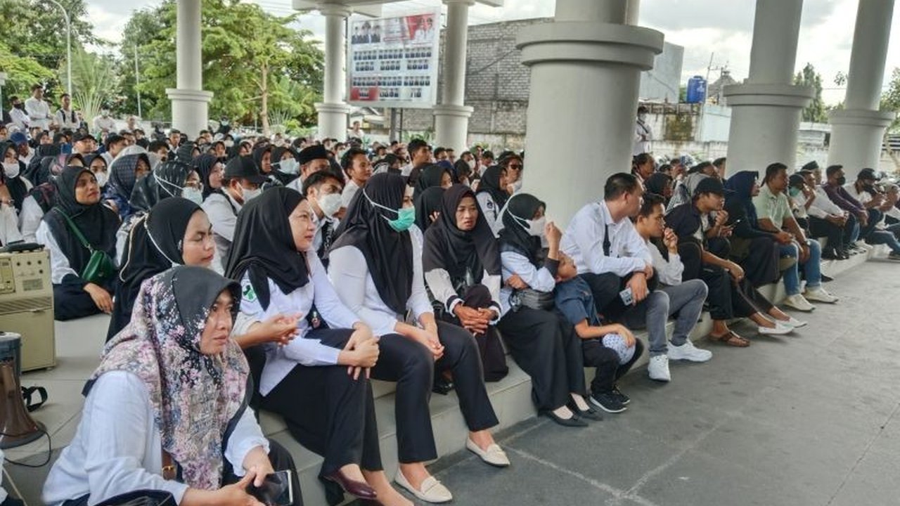 Ribuan calon PPPK 2024 Lombok Tengah menggelar aksi demo menuntut percepatan penerbitan SK pengangkatan, sementara pemerintah daerah menyatakan proses usulan masih berjalan dan menunggu persetujuan teknis pusat.