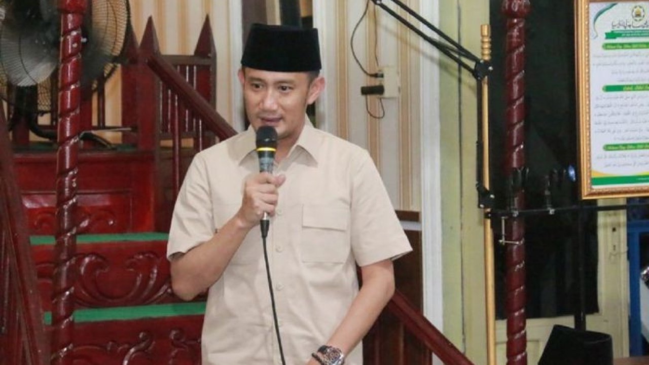 Wali Kota Palangka Raya salurkan 2.000 paket sembako kepada korban banjir yang melanda 15 kelurahan, serta berkomitmen perbaiki infrastruktur untuk cegah banjir di masa mendatang.