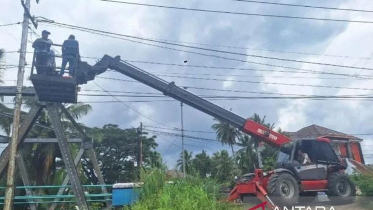 Dinas Perhubungan Kota Solok menambah jaringan Penerangan Jalan Umum (PJU) untuk meningkatkan keamanan dan kenyamanan warga, terutama selama bulan Ramadhan.