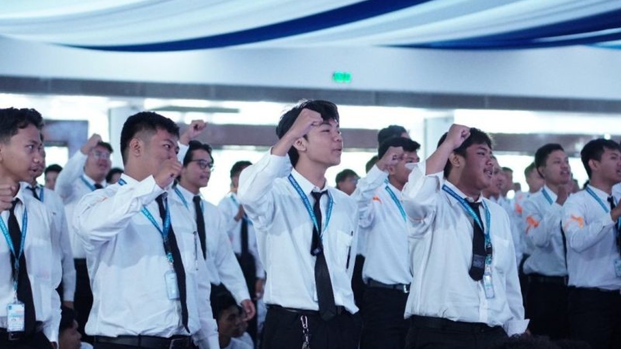 Institut Teknologi Sepuluh Nopember (ITS) menerima 1.547 mahasiswa baru melalui jalur SNBP 2025, dari total 18.028 pendaftar, menandakan daya saing yang tinggi untuk masuk perguruan tinggi negeri favorit ini.