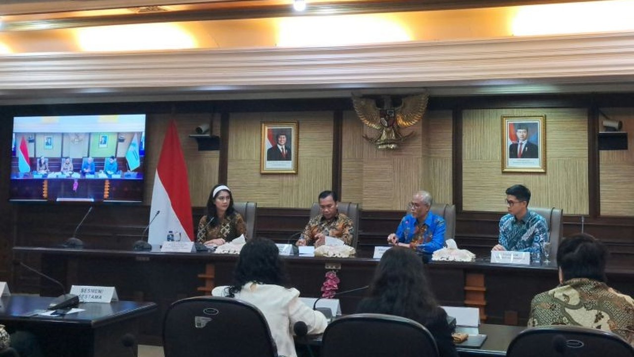 Menurunnya angka kelahiran di Singapura mendorong pemerintah memberikan insentif bagi keluarga dengan lebih dari dua anak,  sementara Indonesia fokus pada pengendalian penduduk lewat alat kontrasepsi.