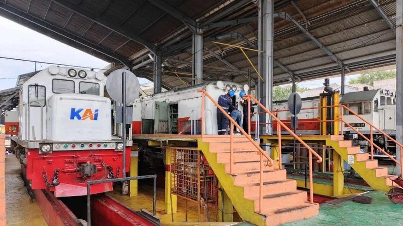 PT KAI Divre I Sumatera Utara menyiapkan 26 lokomotif dan 69 kereta untuk melayani lonjakan penumpang selama mudik Lebaran 1446 H, 21 Maret - 11 April 2025.