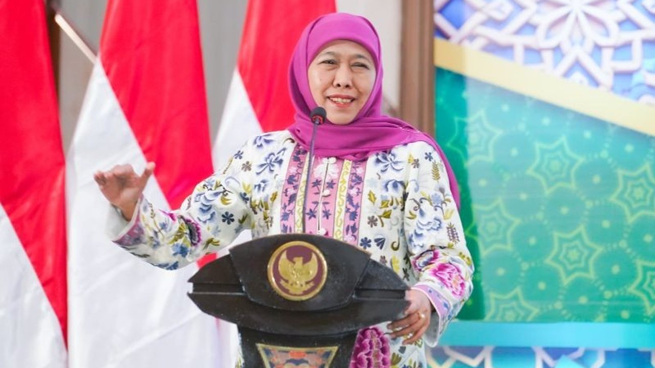 Gubernur Khofifah meminta pengusaha di Jawa Timur membayarkan THR kepada pekerja paling lambat H-7 Lebaran 2025, sesuai aturan dan memastikan hak pekerja terpenuhi.