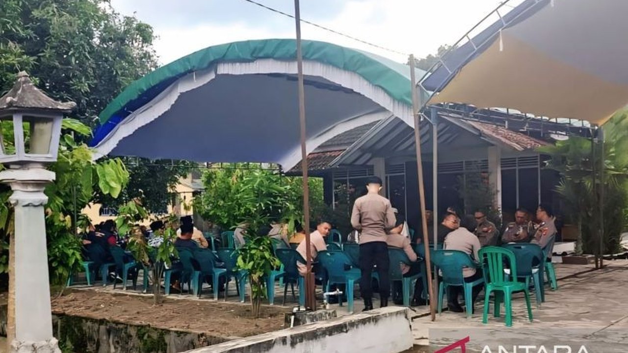 Ribuan pelayat memadati rumah duka AKP Anumerta Lusiyanto di OKU Timur, Sumatera Selatan, untuk memberikan penghormatan terakhir sebelum pemakaman.