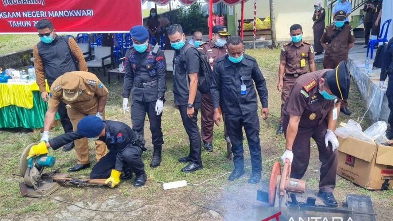 Kejaksaan Negeri Manokwari memusnahkan ratusan barang bukti dari 31 kasus, termasuk narkoba, senjata api, dan miras, sebagai bagian dari penegakan hukum yang tegas di Papua Barat.