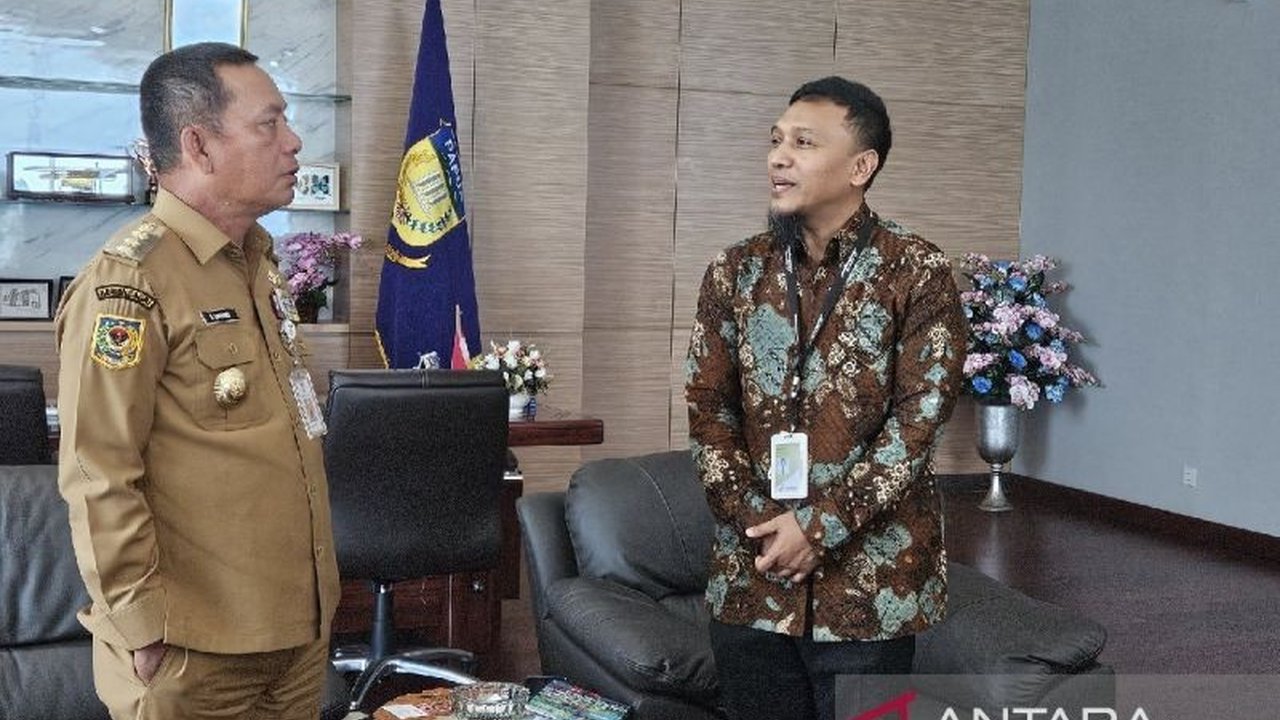 Gubernur Papua, Ramses Limbong, meminta Pertamina memastikan ketersediaan BBM jelang Lebaran untuk mengantisipasi lonjakan permintaan selama musim mudik, sementara Pertamina telah mengaktifkan satgas untuk menjaga stok.