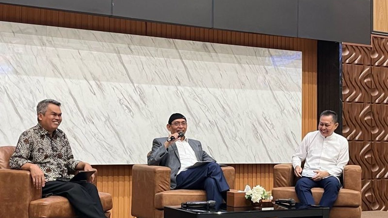 Universitas Airlangga (Unair) Surabaya berhasil menerima 2.407 mahasiswa baru jalur SNBP 2025 dari 27.696 pendaftar, dengan kisah sukses dari mahasiswa termuda dan kembar yang diterima di prodi berbeda.