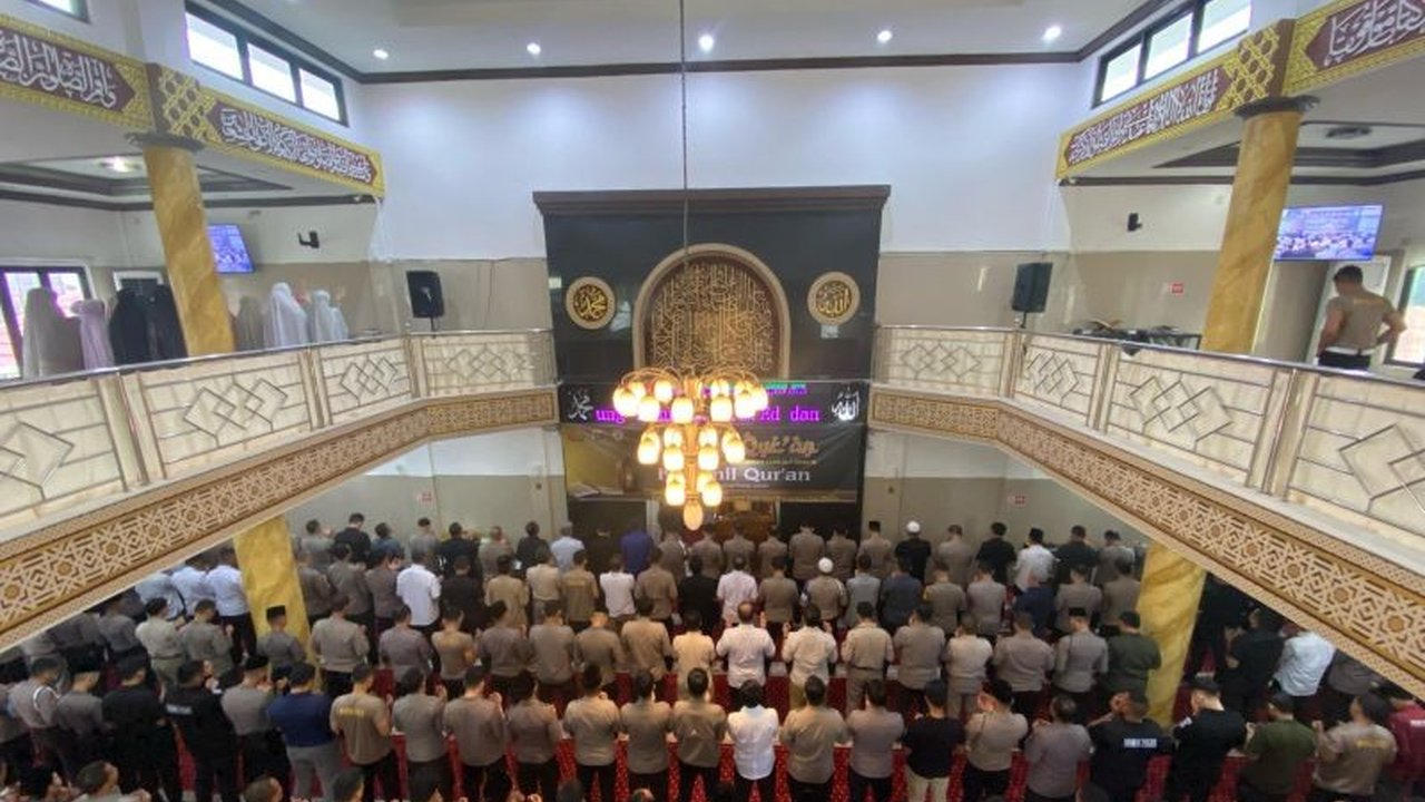 Polda Jambi menyelenggarakan Salat Ghaib untuk mendoakan tiga personel polisi yang gugur saat bertugas di Way Kanan, Lampung, sebagai bentuk penghormatan dan doa atas pengorbanan mereka.