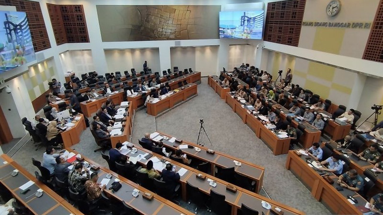 Fraksi PDIP DPR RI menyetujui RUU TNI untuk dibahas di rapat paripurna, bertujuan memperkuat kedudukan TNI dan meningkatkan kepercayaan publik.