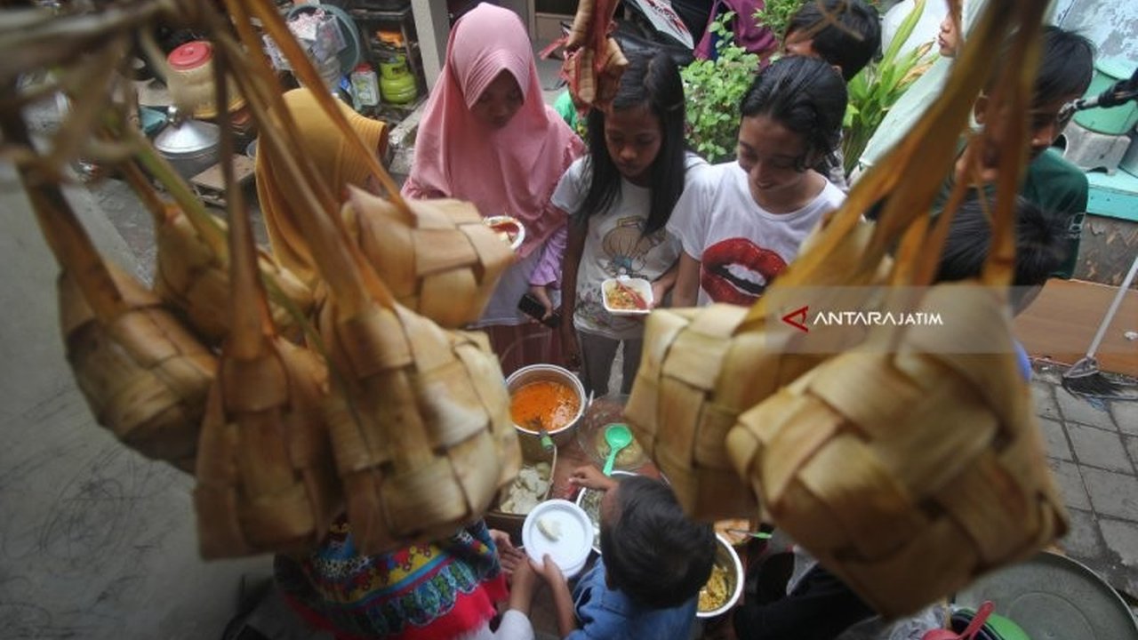 Pakar kesehatan UI ungkap bahaya lontong plastik bagi kesehatan, mulai dari gangguan hormonal hingga risiko kanker; anjurkan penggunaan pembungkus alami dan penyimpanan yang tepat.