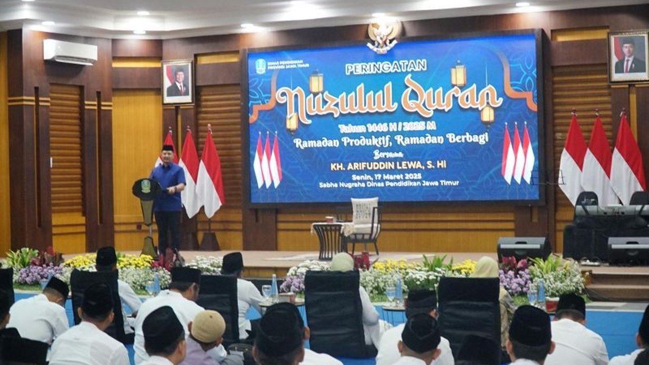 Peringatan Nuzulul Quran di Jawa Timur menjadi momentum memperkuat silaturahmi dan ukhuwah islamiyah antar insan pendidikan, diisi dengan ceramah dan buka puasa bersama.