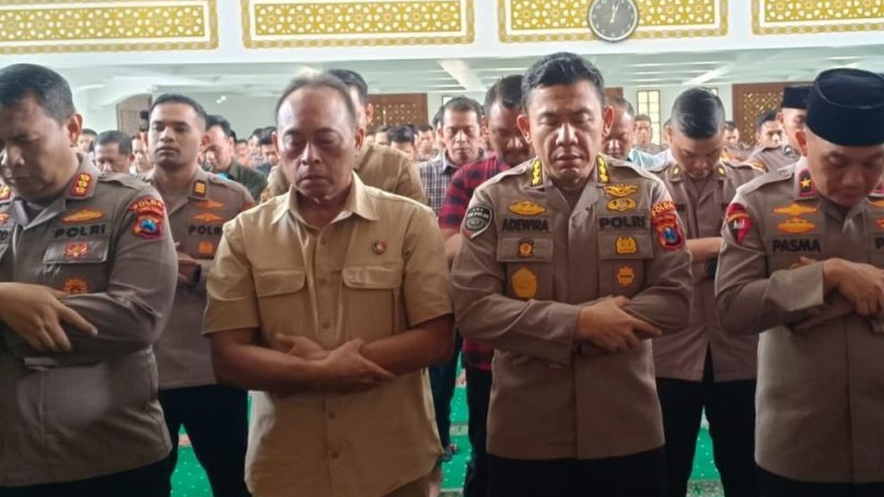 Polda Jatim menggelar salat gaib dan doa bersama untuk tiga anggota Polri yang gugur saat bertugas di Lampung, Senin (17/3), dalam penggerebekan judi sabung ayam.