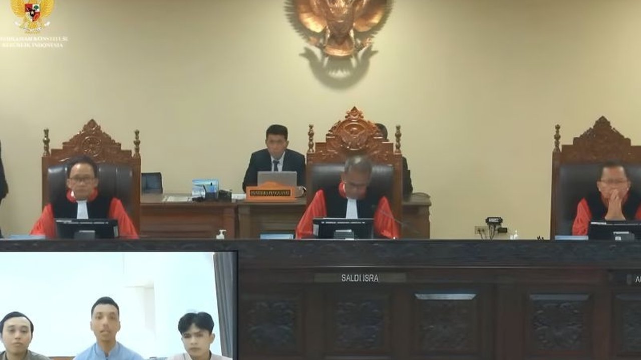 Aliansi mahasiswa Universitas Stikubank Semarang mencabut gugatan uji materi UU Pemilu soal caleg putra daerah di MK karena kendala waktu dan data yang kurang lengkap.