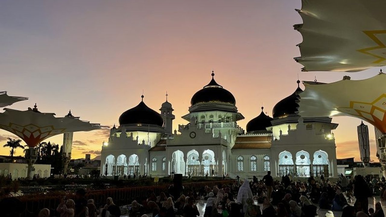 Masjid Raya Baiturrahman di Banda Aceh dipadati jamaah yang melaksanakan shalat Qiyamul Lail selama Ramadhan, dengan imam-imam yang akan melantunkan hafalan 30 Juz Al-Quran.