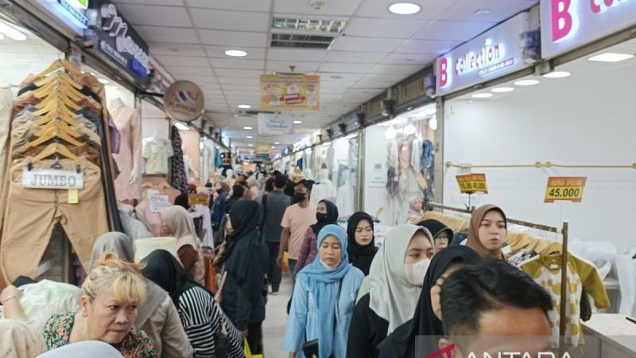Menjelang Lebaran, Pasar Tanah Abang di Jakarta Pusat dipadati pengunjung yang mencari baju baru, baik untuk keperluan pribadi maupun untuk dijual kembali, dengan peningkatan omzet pedagang hingga tiga kali lipat.