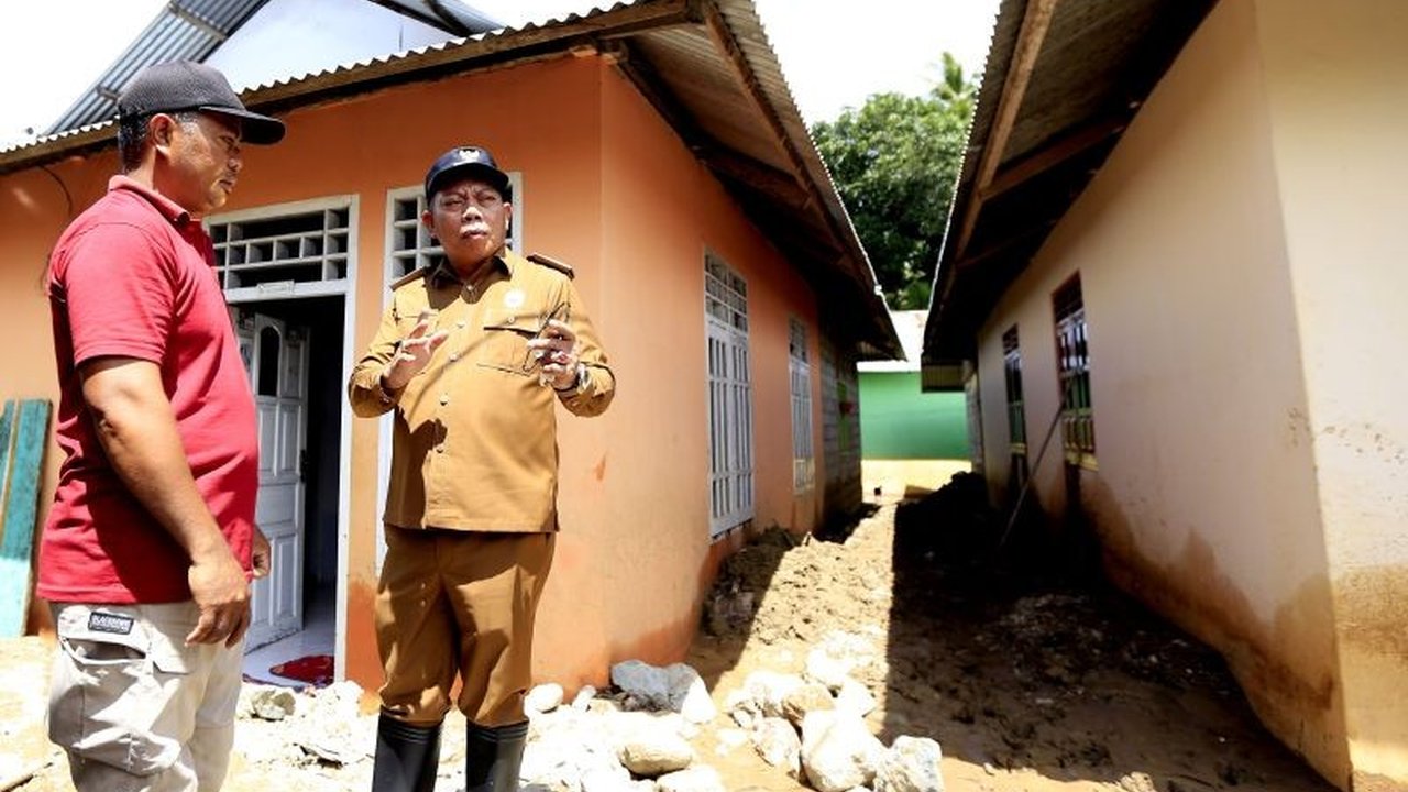 Pemerintah Kabupaten Bone Bolango kerahkan ekskavator untuk membersihkan material banjir bandang di Kecamatan Kabila Bone yang telah merendam ratusan rumah dan menyebabkan kerusakan.