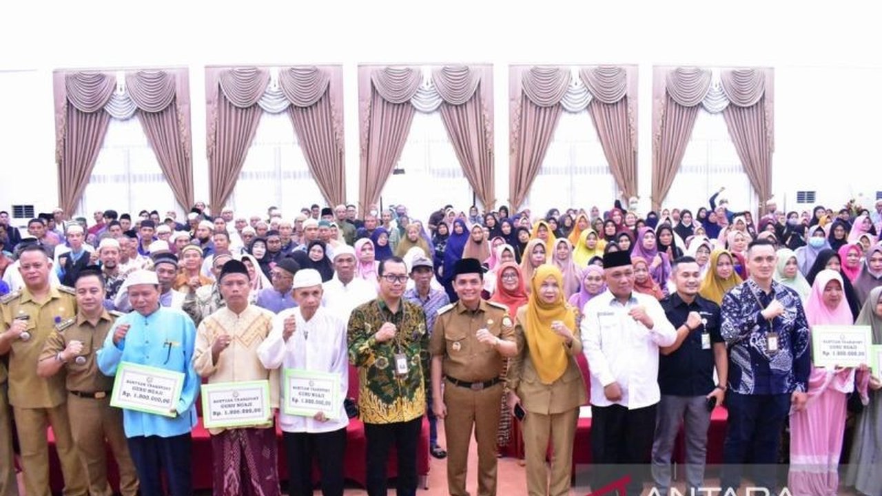 Pemerintah Kota Pontianak menyalurkan bantuan uang tunai sebesar Rp1,8 juta kepada 400 guru ngaji tradisional sebagai bentuk apresiasi dan dukungan terhadap pendidikan agama Islam.
