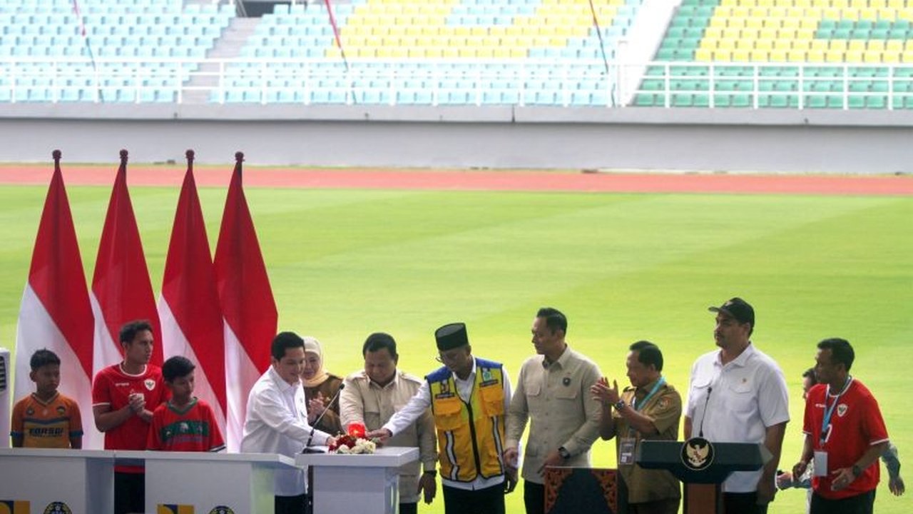Menpora Prabowo Subianto mendorong kerja sama antara klub sepak bola, swasta, dan pemerintah untuk mengelola 17 stadion baru yang telah diresmikan, demi memajukan sepak bola Indonesia.