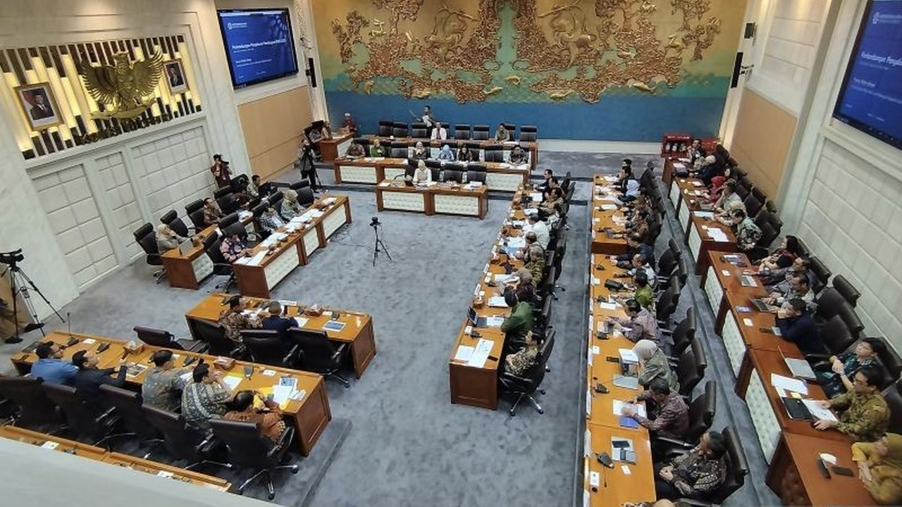 Komisi VII DPR rapat dengan Menteri UMKM dan perbankan membahas program KUR 2025 senilai Rp300 triliun,  mekanisme penyaluran dan persyaratannya menjadi sorotan utama.