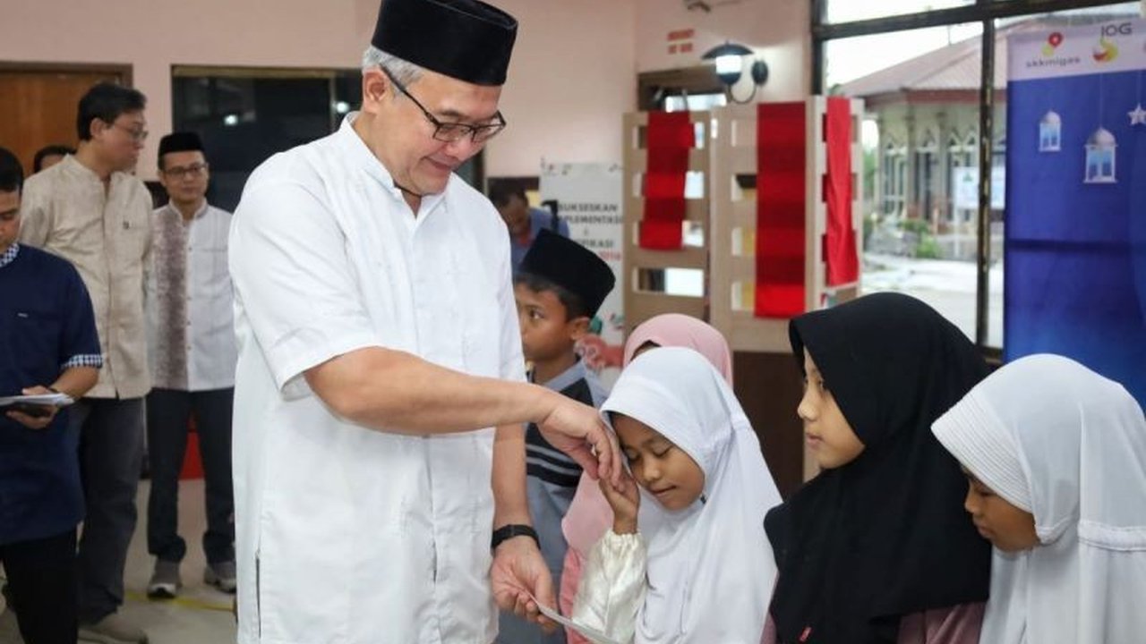 Direktur Utama PT Pertamina Hulu Rokan (PHR) salurkan santunan kepada anak yatim di Bangko, Rokan Hilir, Riau, sebagai bagian dari Safari Ramadhan 1446 H, membangun harmoni dan kepedulian sosial.