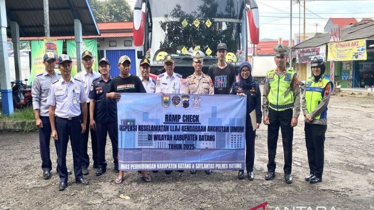 Pemerintah Kabupaten Batang dan Polres Batang gelar ramp check untuk memastikan kelayakan angkutan umum dalam mengangkut pemudik Lebaran 2025, demi keamanan dan keselamatan penumpang.