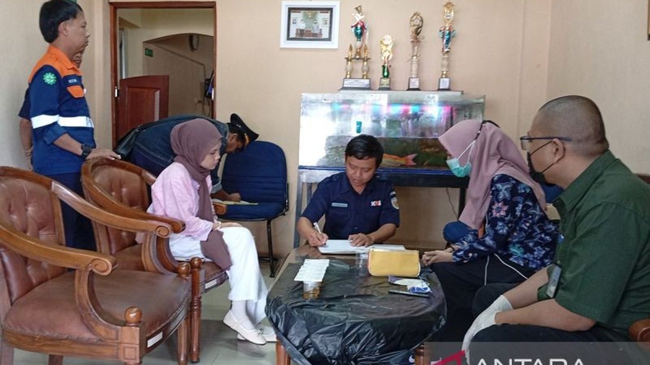 PT KAI Daop 5 Purwokerto bekerja sama dengan BNN Banyumas gelar tes urine mendadak kepada 36 awak sarana perkeretaapian jelang Angkutan Lebaran 2025 untuk memastikan keselamatan perjalanan kereta api.