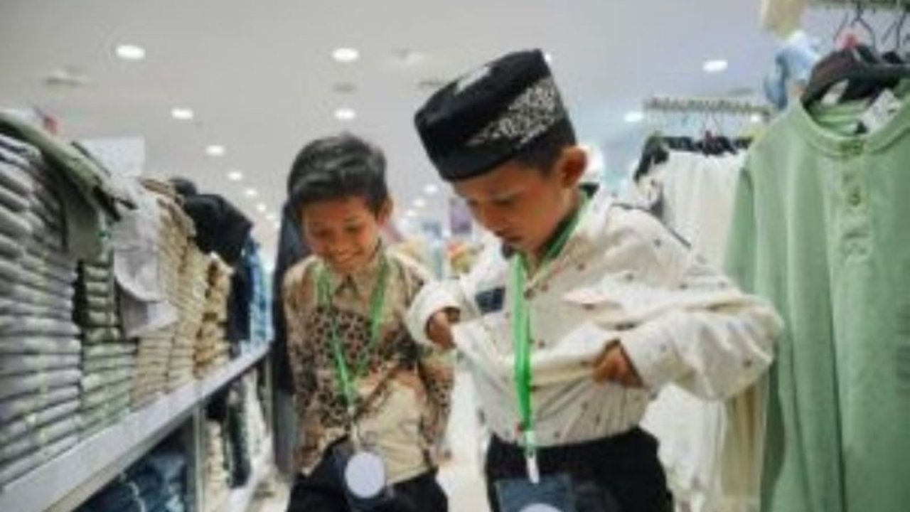 Gubernur Riau, Abdul Wahid, mendampingi 500 anak yatim berbelanja baju Lebaran di Pekanbaru, berkat program CSR PT Riau Petroleum yang bertujuan berbagi kebahagiaan di bulan suci Ramadan.