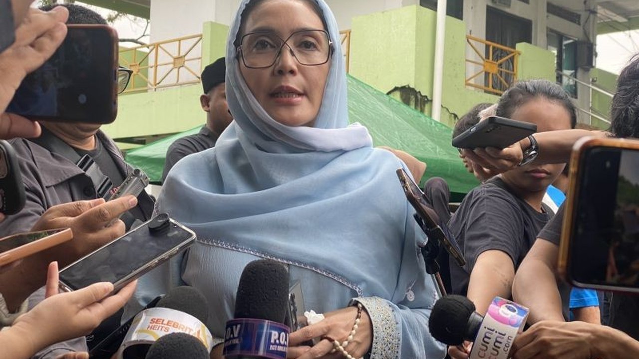 Rieke Diah Pitaloka mengenang Mat Solar sebagai sosok yang lucu dan baik hati, selalu peduli dan mengantarnya pulang saat syuting Bajaj Bajuri.