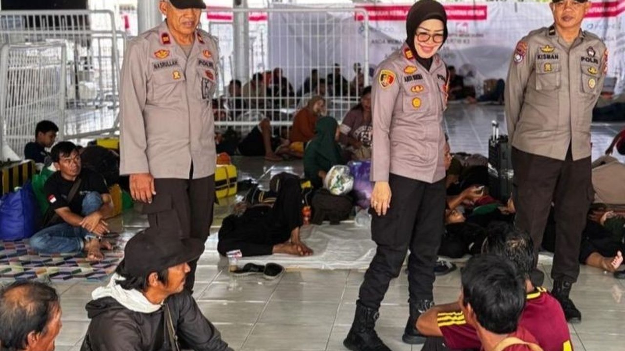 Kapolsek Pelabuhan Soekarno Hatta Makassar imbau pemudik agar waspada terhadap calo tiket kapal laut saat arus mudik Lebaran 2025 dan membeli tiket resmi.