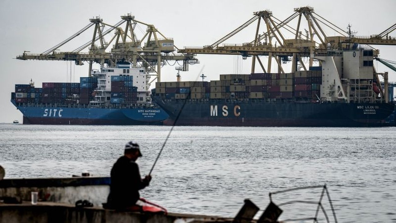 Surplus neraca perdagangan Indonesia sebesar 3,12 miliar dolar AS pada Februari 2025 mampu meredam sentimen negatif terhadap perekonomian, meskipun inflasi dan pelemahan Rupiah masih menjadi perhatian.