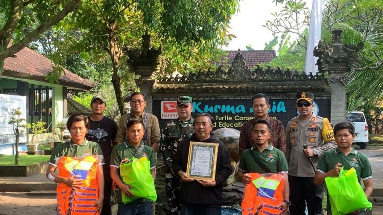 Kelompok Nelayan Teluk Asri Gilimanuk, Jembrana, Bali, menerima penghargaan atas kontribusi mereka dalam pelestarian penyu dan menggagalkan penyelundupan satwa yang dilindungi tersebut.
