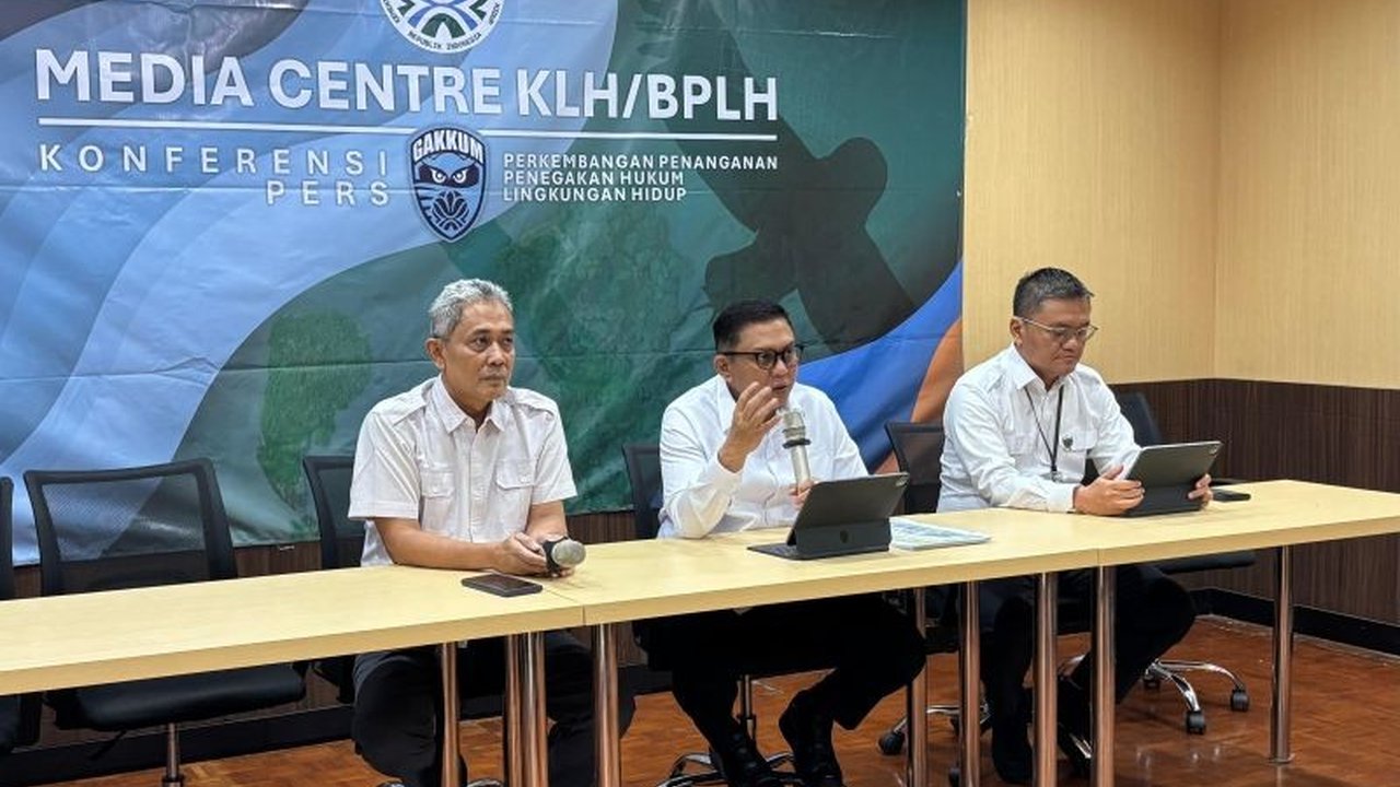 Kementerian Lingkungan Hidup (KLH) akan memaksa sejumlah korporasi membongkar bangunan di Daerah Aliran Sungai (DAS) Ciliwung yang dinilai ilegal dan berpotensi meningkatkan risiko banjir.